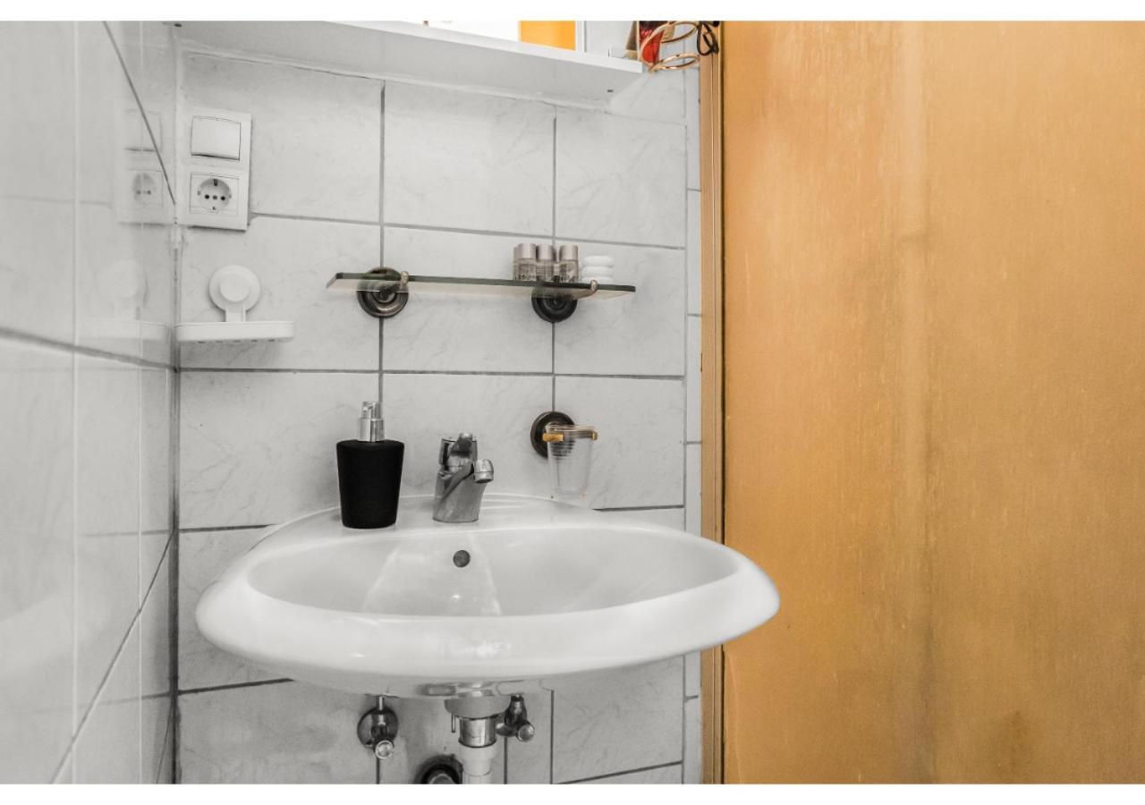 Welcoming 2Br Apt. Near Danube & Millenium Tower Вена Экстерьер фото